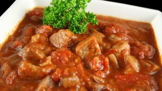 Гуляш с подливой