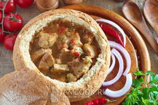 Гуляш в хлебе по-чешски