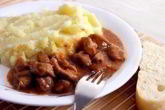 Мясной гуляш с подливкой и картофельным пюре