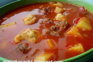 Суп-гуляш с чесночными клецками