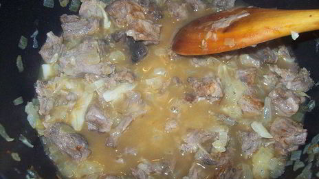 суп-гуляш с чесночными клецками