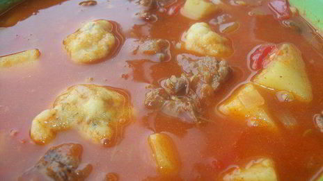 суп-гуляш с чесночными клецками