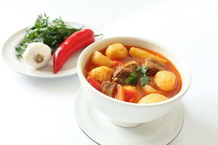 Суп-гуляш с сырными клецками