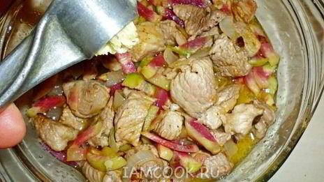 свиной гуляш с китайской редькой