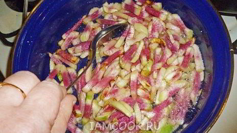 свиной гуляш с китайской редькой