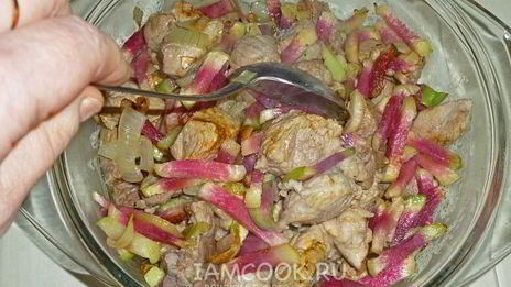 свиной гуляш с китайской редькой