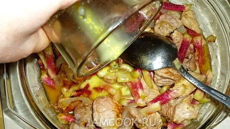 свиной гуляш с китайской редькой