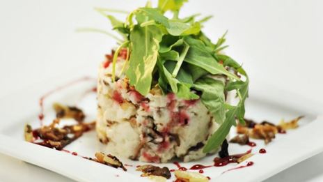 картофельное пюре с белыми грибами и свекольной карамелью