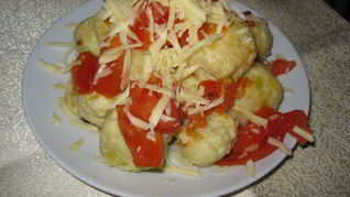 Картофельные ньокки с соусом из помидоров
