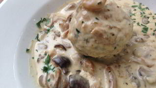 Хлебные клецки в сливочном соусе с грибами
