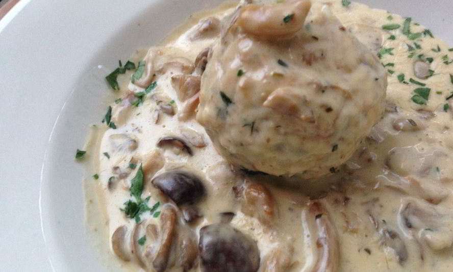 Рецепт хлебные клецки в сливочном соусе с грибами