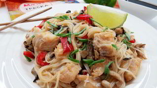 Китайская рисовая лапша с имбирной рыбой