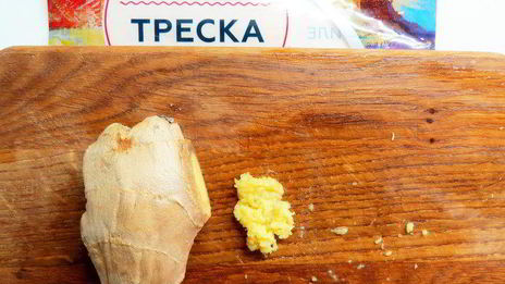 китайская рисовая лапша с имбирной рыбой