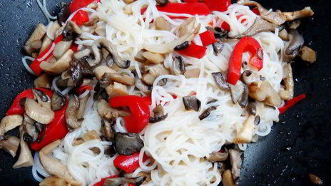 китайская рисовая лапша с имбирной рыбой