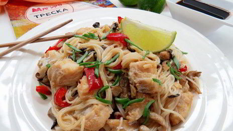 китайская рисовая лапша с имбирной рыбой