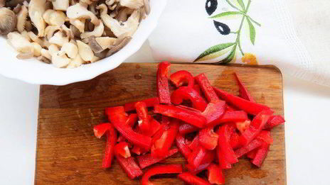 китайская рисовая лапша с имбирной рыбой