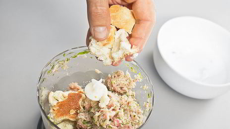 деревенские котлеты из кролика с пряными травами и пармезаном