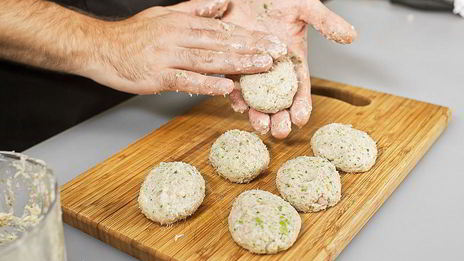 деревенские котлеты из кролика с пряными травами и пармезаном