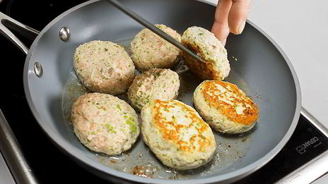 деревенские котлеты из кролика с пряными травами и пармезаном