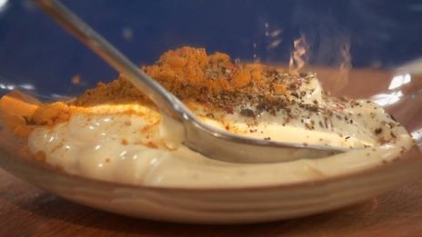 фалафель с треской и тремя соусами