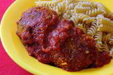 Гречневые котлетки в минутном томатном соусе с цельнозерновыми фузилли