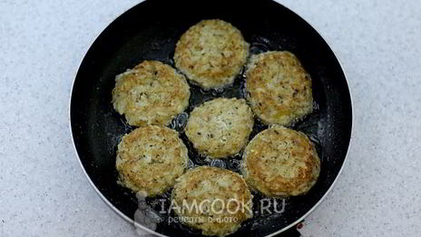 котлеты из консервов сардины с рисом и картошкой