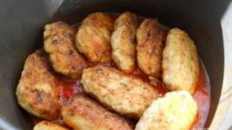 котлеты из куриного фарша с капустой, тушенные в томате