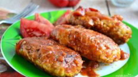 котлеты из куриного фарша с капустой, тушенные в томате