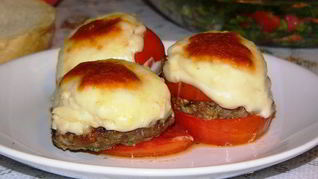 Котлеты, запеченные в помидорах, под соусом бешамель