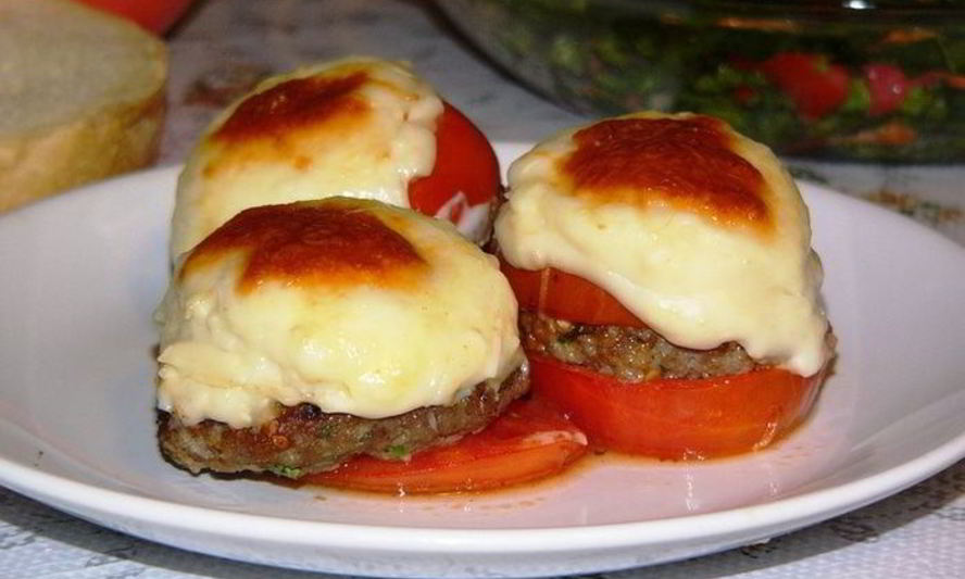 Рецепт котлеты, запеченные в помидорах, под соусом бешамель