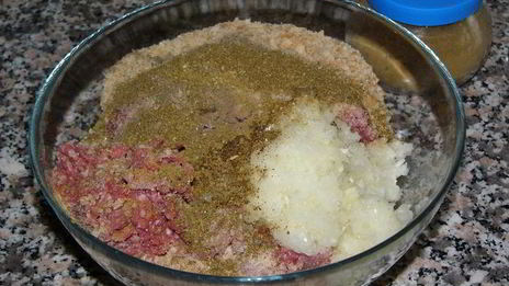 котлеты, запеченные в помидорах, под соусом бешамель