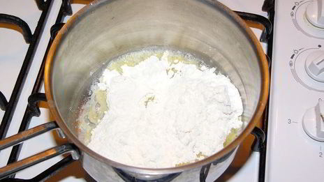 котлеты, запеченные в помидорах, под соусом бешамель