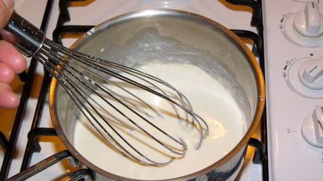 котлеты, запеченные в помидорах, под соусом бешамель