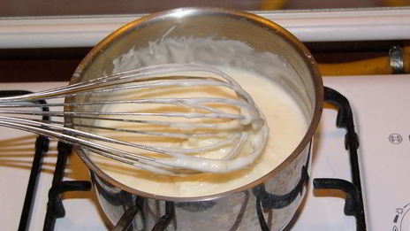 котлеты, запеченные в помидорах, под соусом бешамель