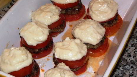 котлеты, запеченные в помидорах, под соусом бешамель