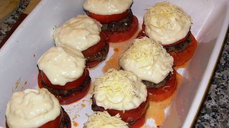 котлеты, запеченные в помидорах, под соусом бешамель