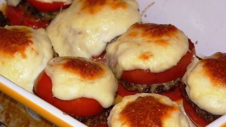 котлеты, запеченные в помидорах, под соусом бешамель