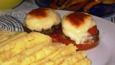 котлеты, запеченные в помидорах, под соусом бешамель