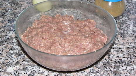 котлеты, запеченные в помидорах, под соусом бешамель