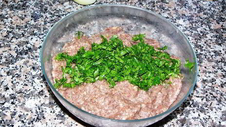 котлеты, запеченные в помидорах, под соусом бешамель