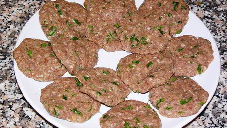 котлеты, запеченные в помидорах, под соусом бешамель