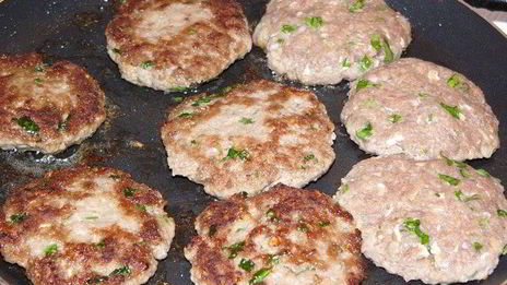 котлеты, запеченные в помидорах, под соусом бешамель