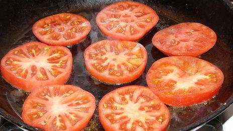 котлеты, запеченные в помидорах, под соусом бешамель