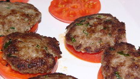 котлеты, запеченные в помидорах, под соусом бешамель