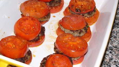 котлеты, запеченные в помидорах, под соусом бешамель