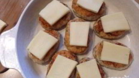 куриные котлеты в сырной шубе
