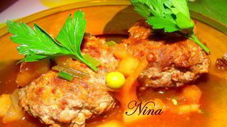 Мясные котлеты с необычным подливом из яблока