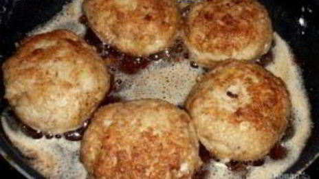 рыбные котлеты из щуки с салом