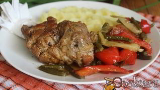 Свиная котлета на косточке с летними овощами