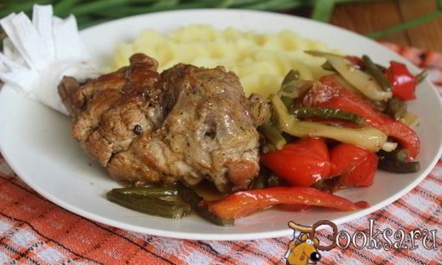 Рецепт свиная котлета на косточке с летними овощами